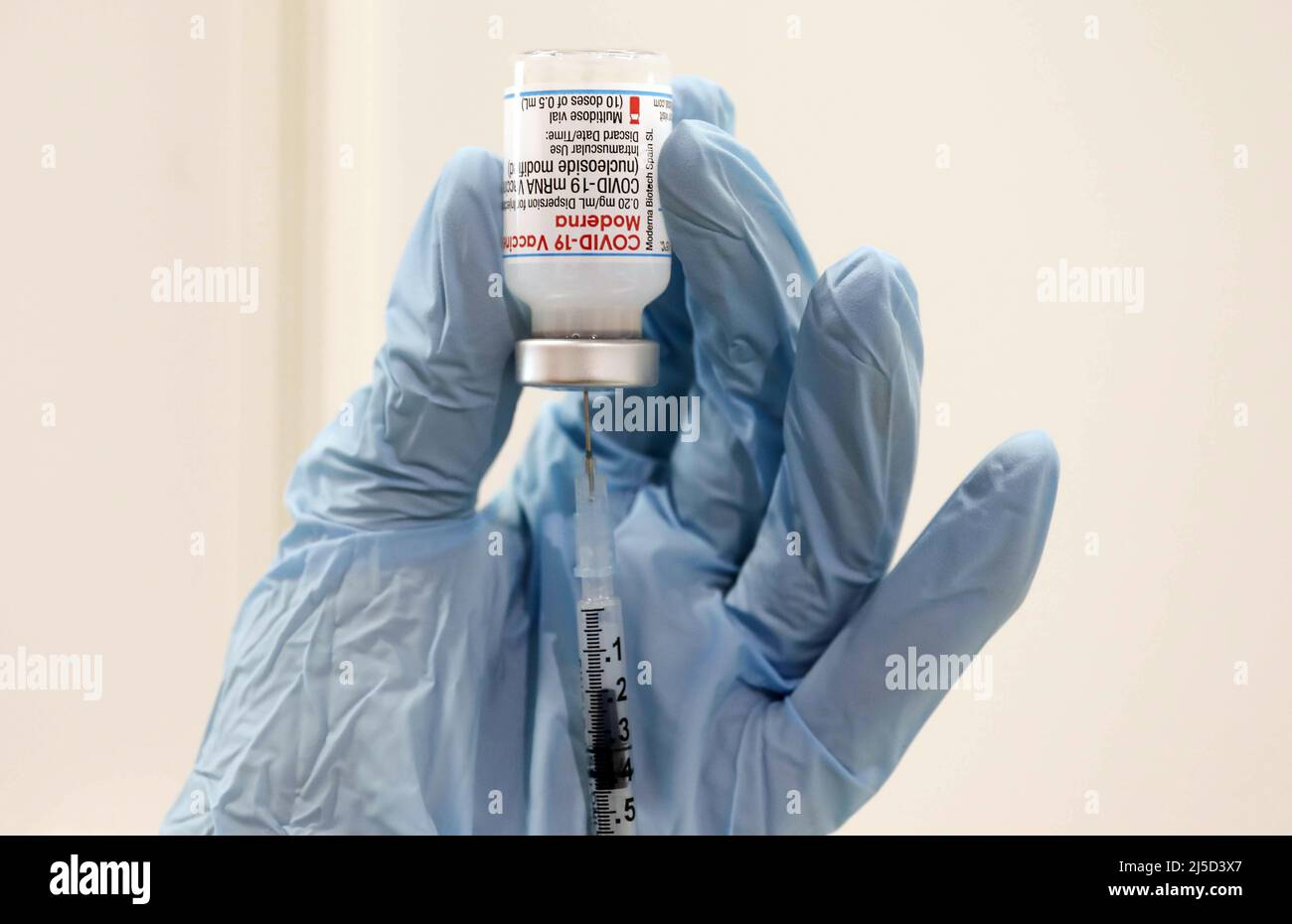 Schoenefeld, 03 décembre 2021 - Une seringue est dressée avec l'ingrédient actif Moderna contre Covid19 dans un centre de vaccination. [traduction automatique] Banque D'Images