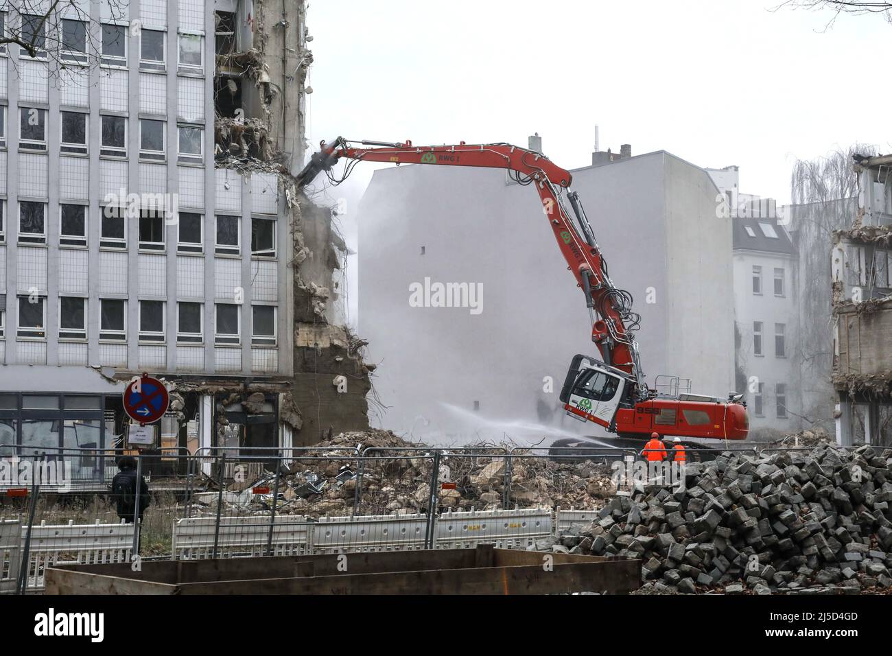 'Berlin, 15.12.2021 - un bâtiment administratif du 60s est démoli avec une machine de démolition dans le quartier de Berlin Schoeneberg. Ici surgit ''Am Winterfeldt'', avec 7 bâtiments, 219 logements exclusifs et 8 logements commerciaux. [traduction automatique]' Banque D'Images