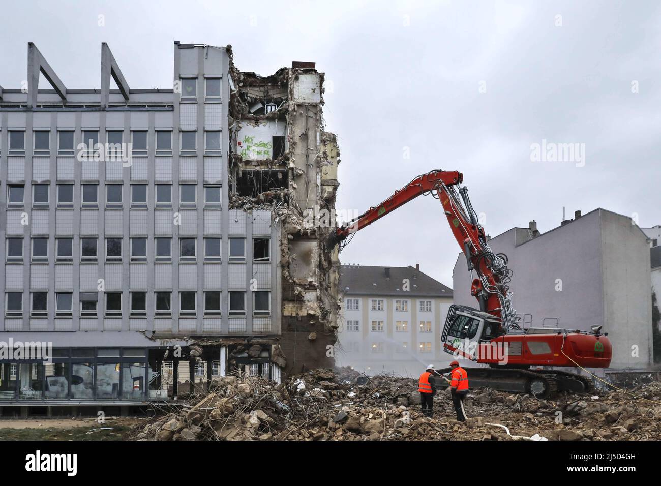 'Berlin, 15.12.2021 - un bâtiment administratif du 60s est démoli avec une machine de démolition dans le quartier de Berlin Schoeneberg. Ici surgit ''Am Winterfeldt'', avec 7 bâtiments, 219 logements exclusifs et 8 logements commerciaux. [traduction automatique]' Banque D'Images