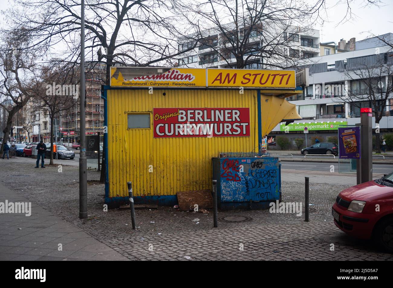 15 janvier 2022, Berlin, Allemagne, Europe - Un stand de currywurst fermé sur le côté de la route dans le quartier de Charlottenburg-Wilmersdorf pendant la crise de Corona en cours. [traduction automatique] Banque D'Images