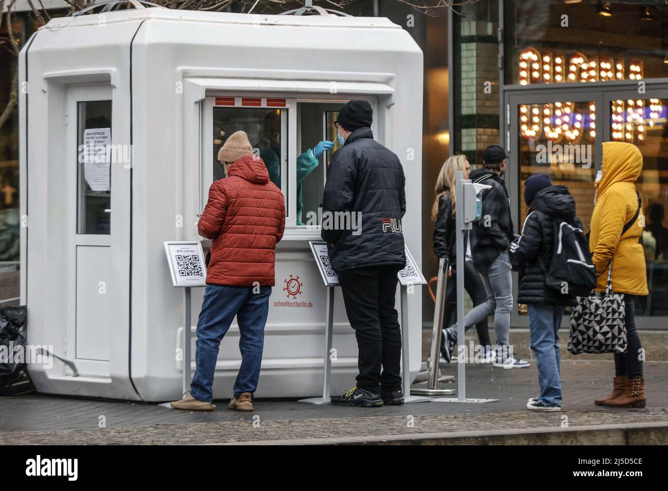Berlin, le 29 janvier 2022 - faites la queue dans une station d'essai rapide Covid19. [traduction automatique] Banque D'Images