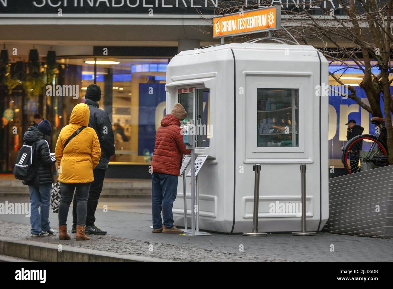 Berlin, le 29 janvier 2022 - faites la queue dans une station d'essai rapide Covid19. [traduction automatique] Banque D'Images