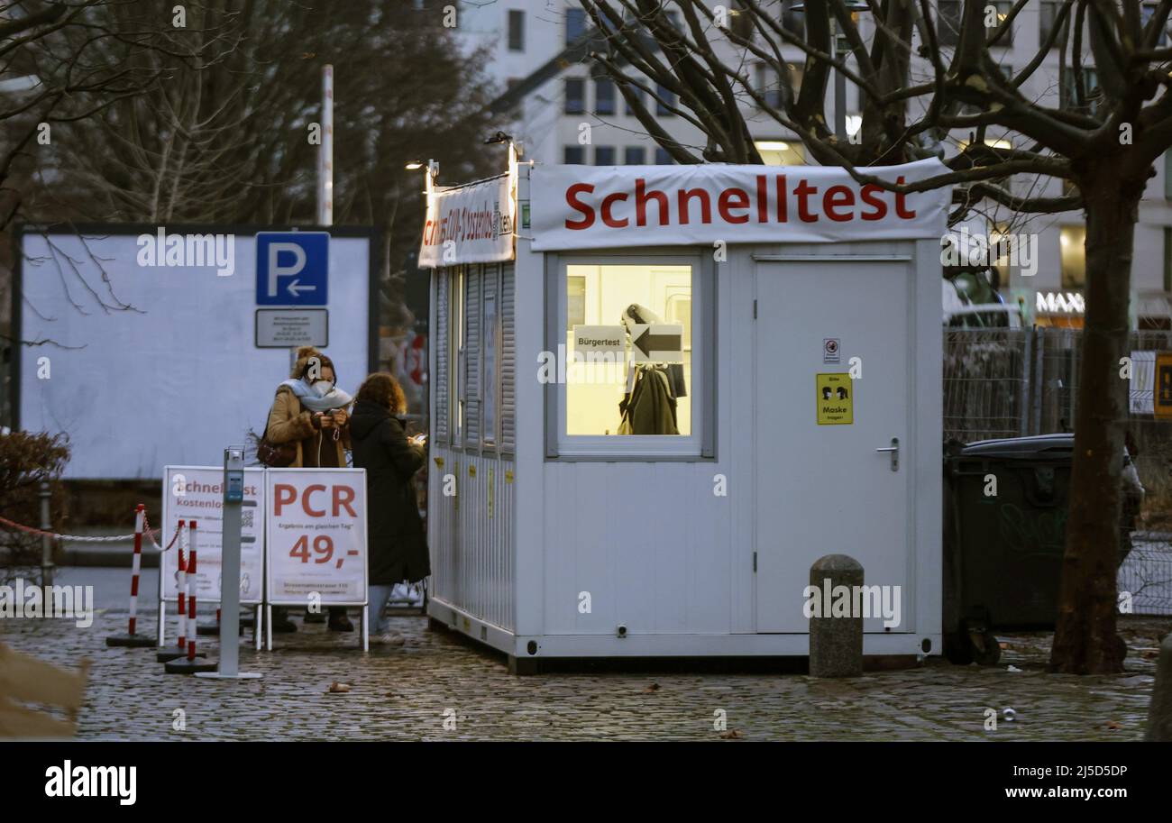 Berlin, le 29 janvier 2022 - faites la queue dans une station d'essai rapide Covid19. [traduction automatique] Banque D'Images