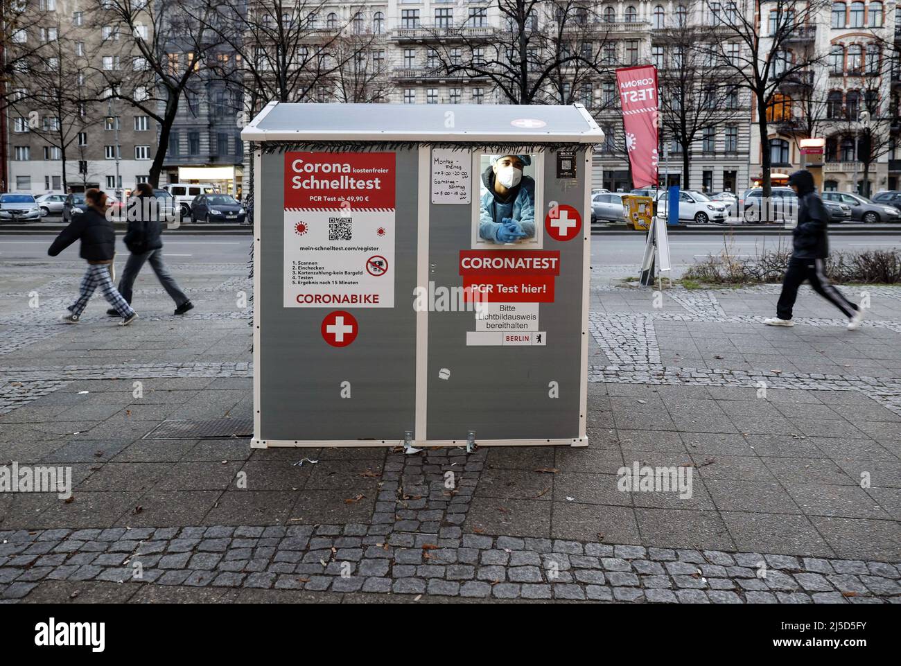 Berlin, 29 janvier 2022 - Portrait d'un employé d'une très petite station d'essai rapide Covid19. [traduction automatique] Banque D'Images