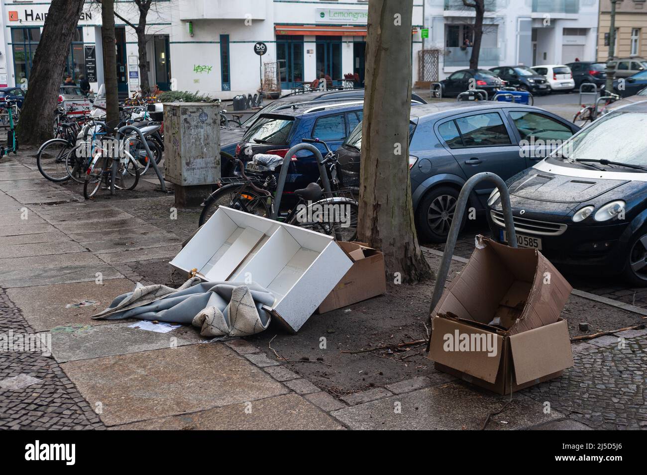 02/05/2022, Berlin, Allemagne, Europe - les déchets encombrants éliminés se trouvent sur le trottoir en bord de route dans un quartier résidentiel du quartier de Mitte. [traduction automatique] Banque D'Images