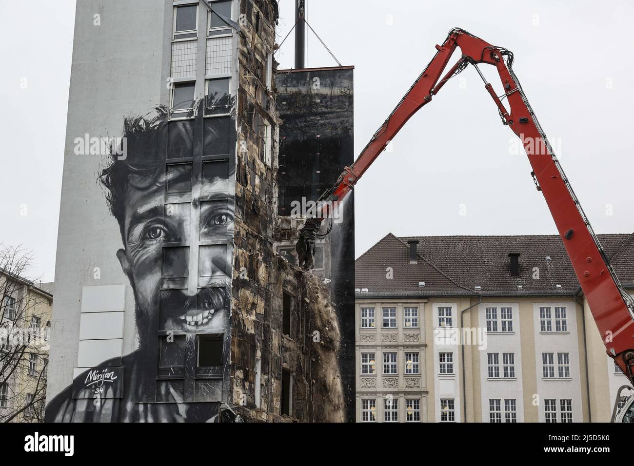'Berlin, 03.02.2022 - un bâtiment administratif du 60s est démoli avec une machine de démolition dans le quartier de Berlin Schoeneberg. Ici surgit ''Am Winterfeldt'', avec 7 bâtiments, 219 logements exclusifs et 8 logements commerciaux. [traduction automatique]' Banque D'Images