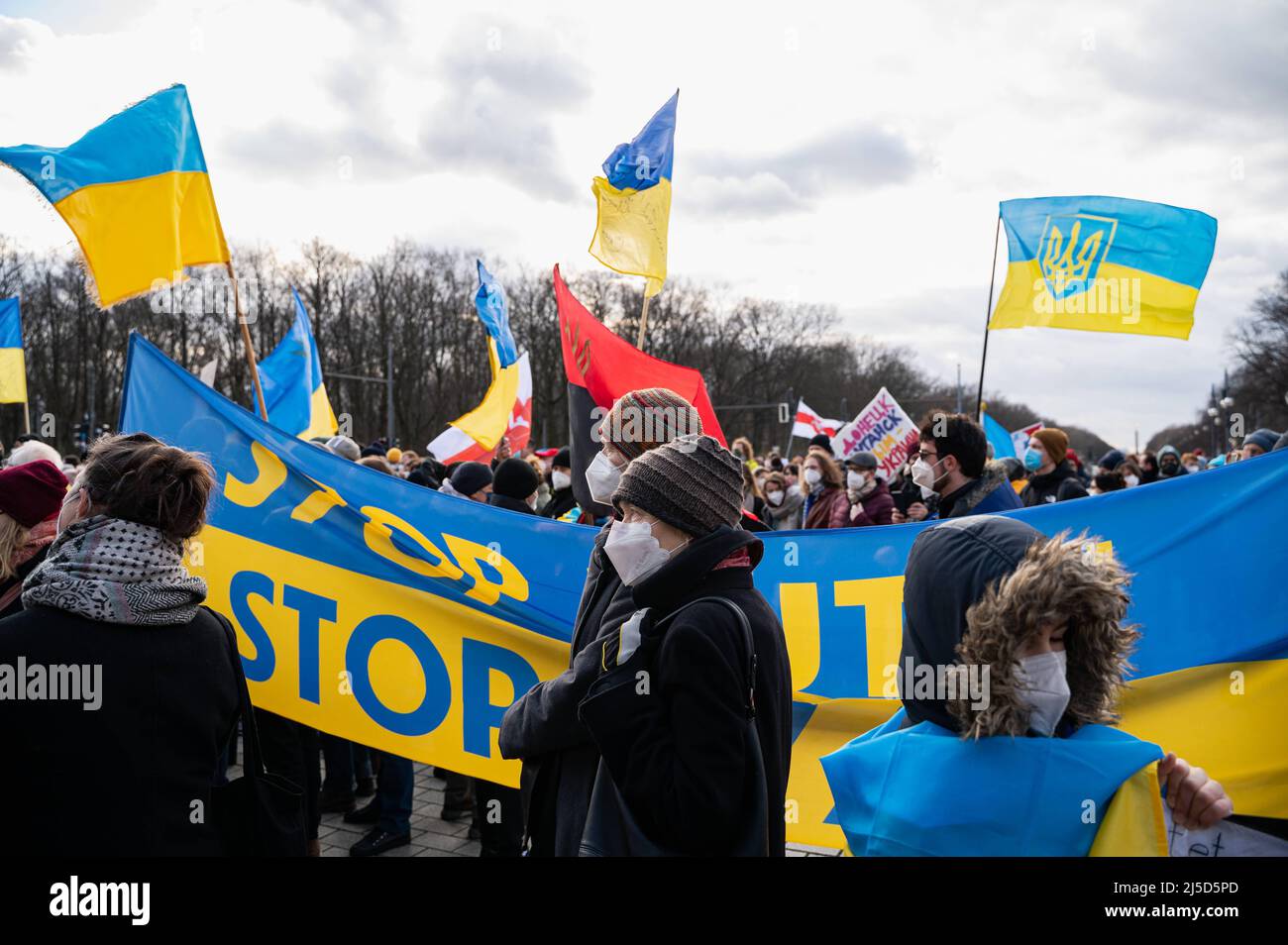 '19.02.2022, Berlin, Allemagne, Europe - démonstration des Ukrainiens et des partisans vivant à Berlin et en Allemagne sous le slogan "solidarité avec l'Ukraine - mains off Ukraine - Stop Putin Now" contre une invasion imminente de la Russie et une guerre possible en Ukraine à la Platz des 18 Maerz en face de la porte de Brandebourg À Berlin-Mitte. Les manifestants exigent le retrait immédiat des troupes russes de la frontière ukrainienne, le respect de l'accord de cessez-le-feu de Minsk et une solution politique au conflit. [traduction automatique]' Banque D'Images