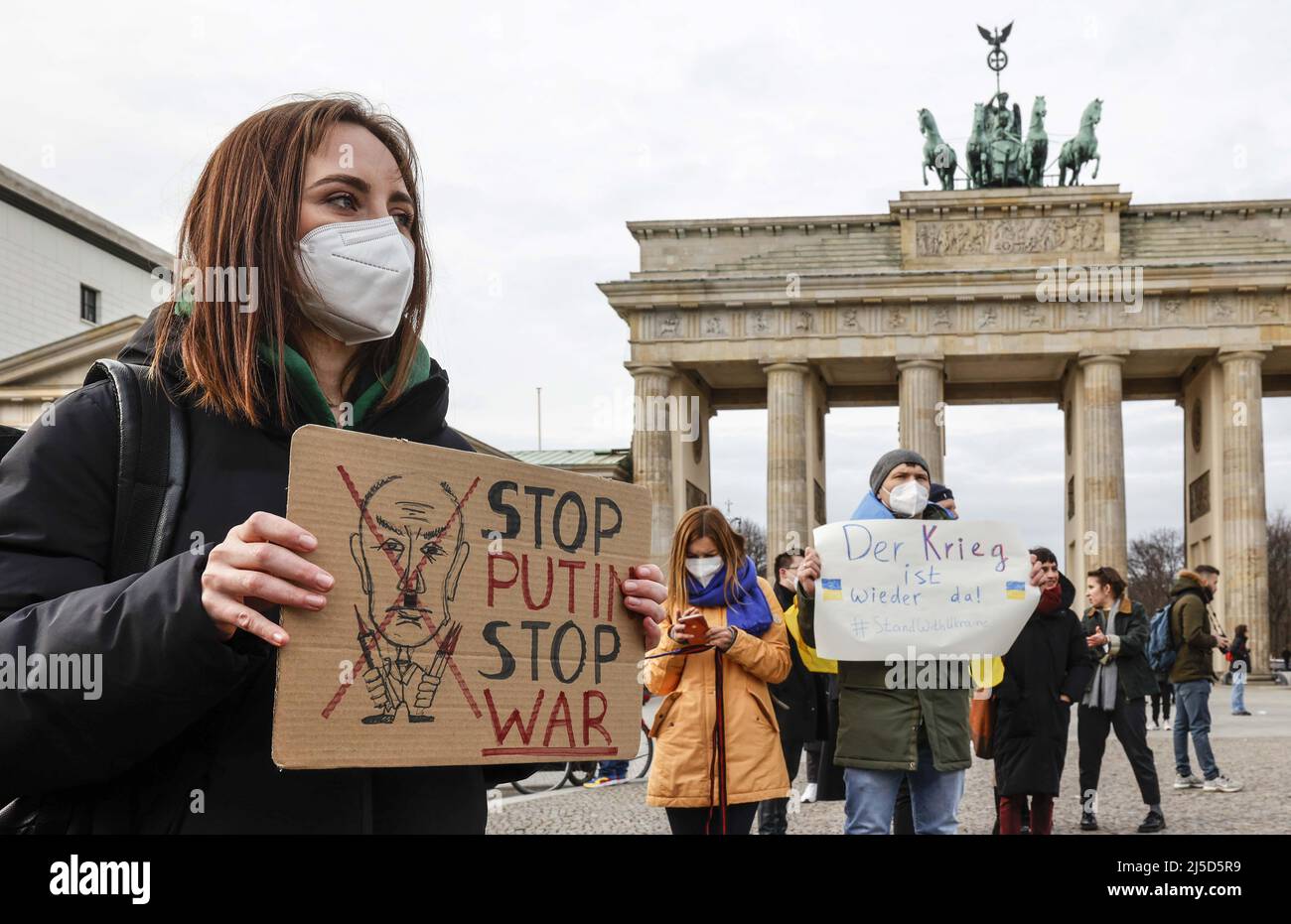 « Berlin, 24 février 2022 - après l'attaque de la Russie contre l'Ukraine, les Ukrainiens manifestent à la porte de Brandebourg de Berlin sous le slogan « Stop Putin, STOP the war ». [traduction automatique]' Banque D'Images