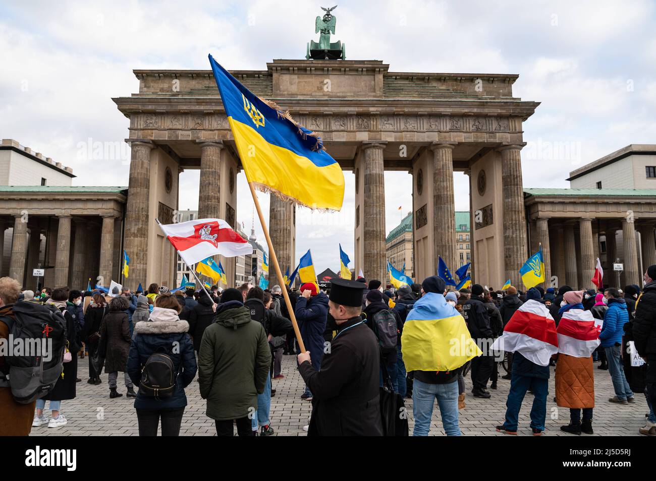 '19.02.2022, Berlin, Allemagne, Europe - démonstration des Ukrainiens et des partisans vivant à Berlin et en Allemagne sous le slogan "solidarité avec l'Ukraine - mains off Ukraine - Stop Putin Now" contre une invasion imminente de la Russie et une guerre possible en Ukraine à la Platz des 18 Maerz en face de la porte de Brandebourg À Berlin-Mitte. Les manifestants exigent le retrait immédiat des troupes russes de la frontière ukrainienne, le respect de l'accord de cessez-le-feu de Minsk et une solution politique au conflit. [traduction automatique]' Banque D'Images