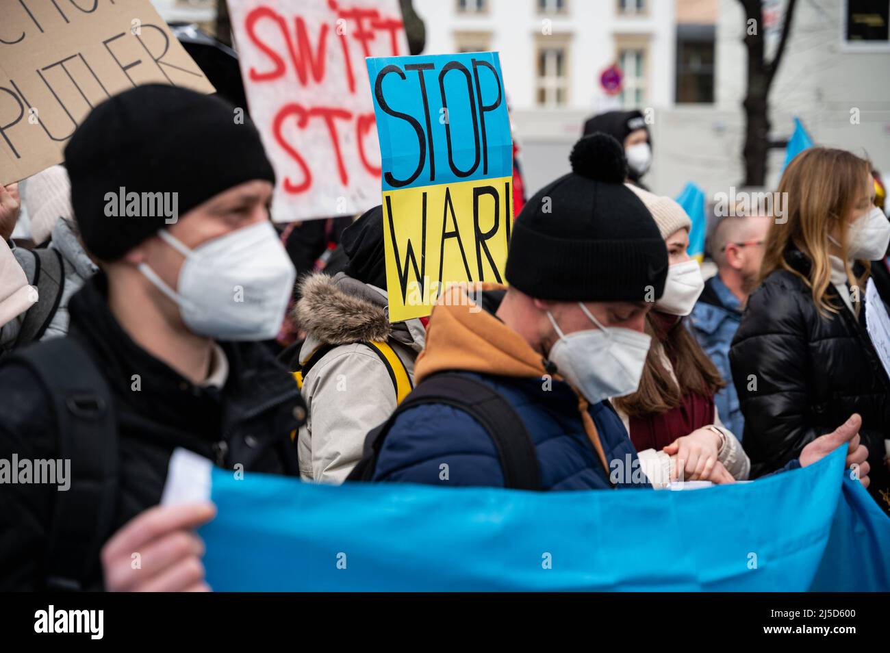 'Fév 26, 2022, Berlin, Allemagne, Europe - manifestation devant l'ambassade de Russie Unter den Linden dans le district de Mitte par les Ukrainiens et les partisans vivant à Berlin et en Allemagne sous le slogan "solidarité avec l'Ukraine" contre la politique du Président russe Poutine et la guerre en Ukraine après l'invasion des soldats russes et Les bombardements des villes ukrainiennes par les forces russes. Les manifestants exigent le retrait immédiat des troupes russes, une solution politique au conflit, le soutien du gouvernement allemand et des sanctions immédiates contre la Russie, telles que l'exclusion Banque D'Images