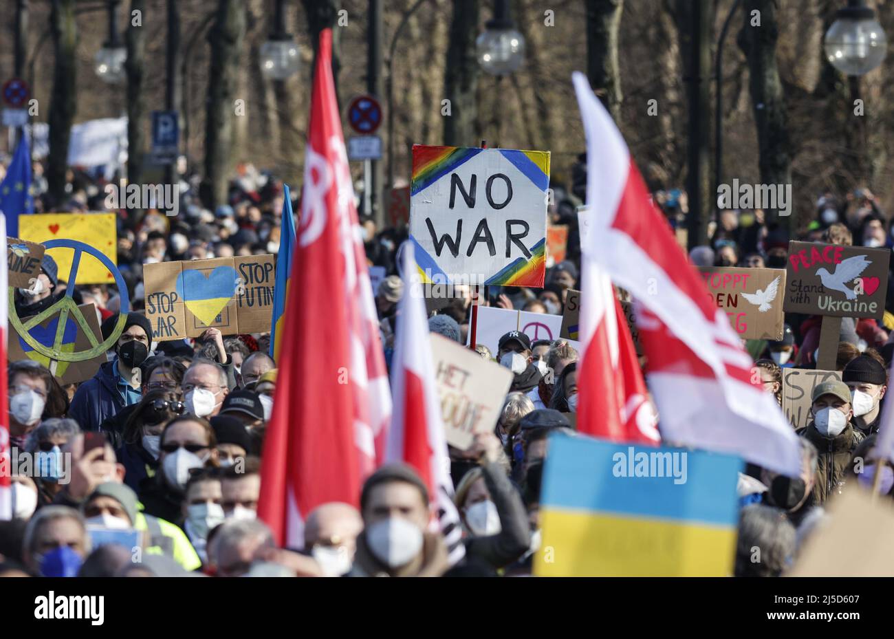 Berlin, 27.02.2022 - des milliers de personnes manifestent à Berlin contre la guerre des troupes russes en Ukraine. [traduction automatique] Banque D'Images