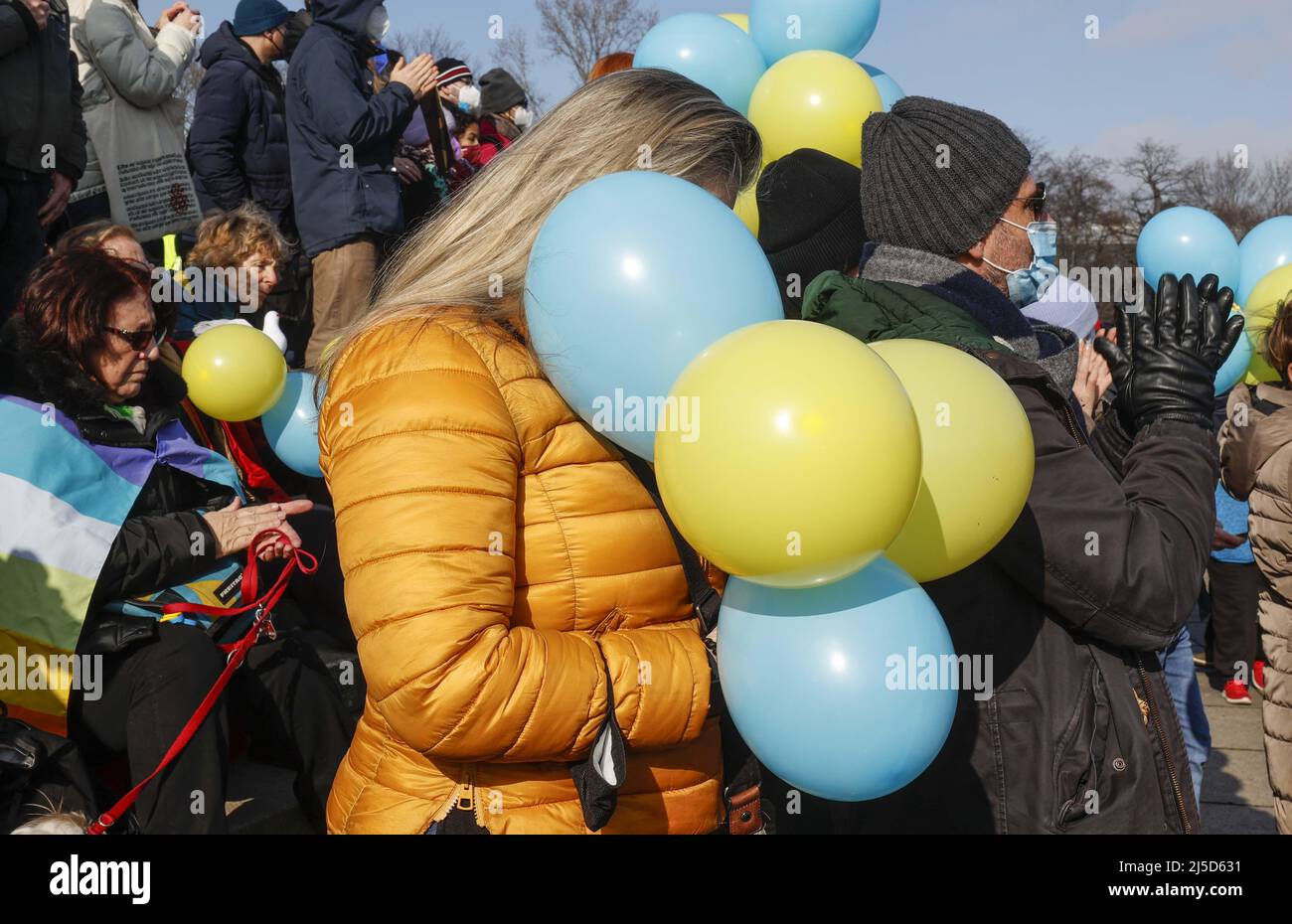 Berlin, 27.02.2022 - Une démonstration tient des ballons avec les couleurs du drapeau ukrainien. Des milliers de personnes manifestent à Berlin contre la guerre des troupes russes en Ukraine. [traduction automatique] Banque D'Images