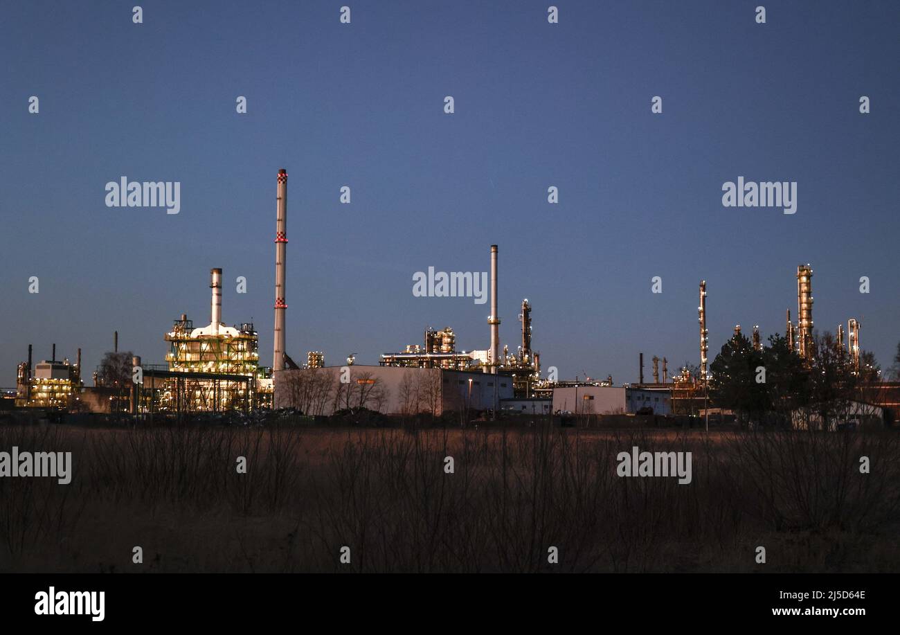 'Schwedt, 07.03.2022 - PCK-Raffinerie GmbH in Schwedt. La raffinerie PCK est alimentée en pétrole brut de Russie par le pipeline ''Friendship''. La société russe d'énergie Rosneft possède une grande partie de la raffinerie. En raison de la guerre en Ukraine, une interdiction des importations de pétrole brut et de gaz russes est envisagée. [traduction automatique]' Banque D'Images