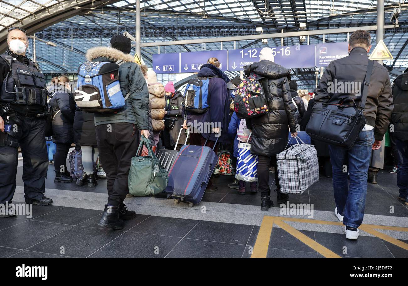 Berlin, 10.03.2022 - les réfugiés d'Ukraine arrivent à la gare centrale de Berlin par un train de Pologne. Des milliers de réfugiés d'Ukraine sont déjà arrivés en Allemagne. [traduction automatique] Banque D'Images