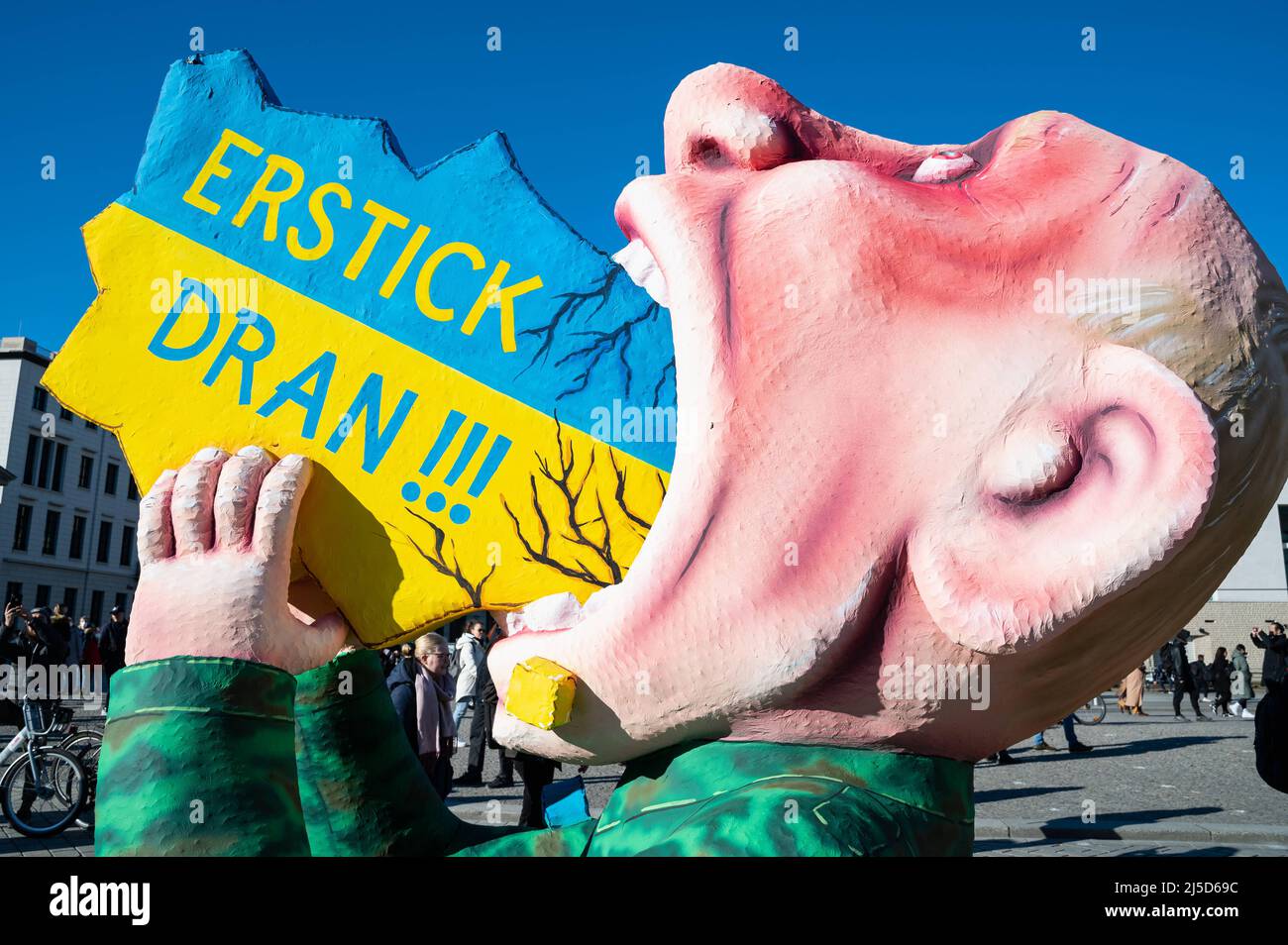 'Arch 12, 2022, Berlin, Allemagne, Europe - Un char de carnaval du sculpteur et bâtisseur de flotteurs Jacques Tilly montre un paper-maché Vladimir Poutine essayant d'avaler l'Ukraine sur la Pariser Platz en face de la porte de Brandebourg, avec l'inscription ''Erstick Dran!'' Comme une protestation symbolique contre l'invasion russe et la guerre de Poutine. [traduction automatique]' Banque D'Images