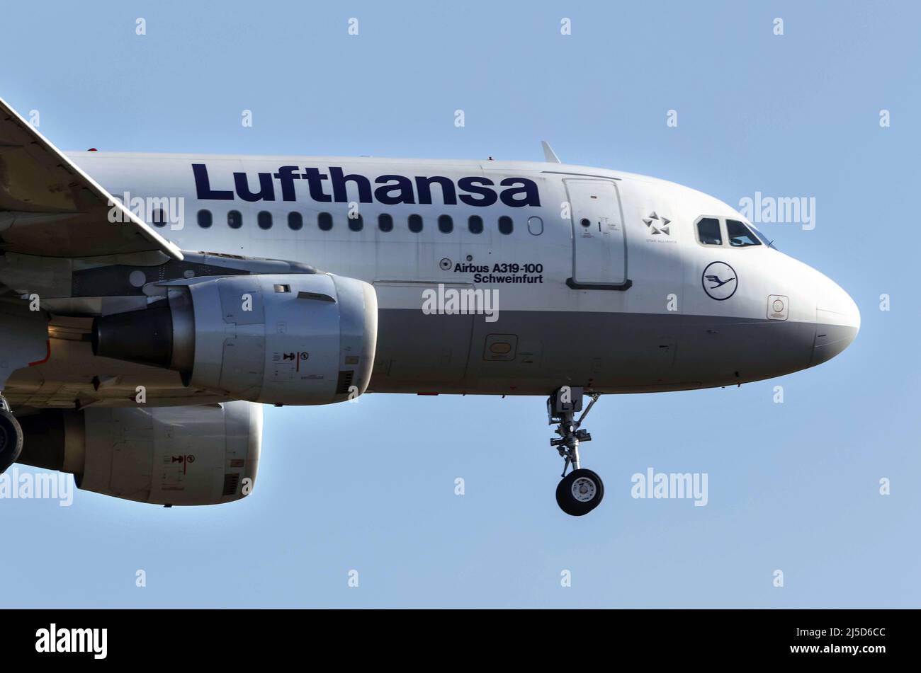 Un Airbus A319-100 de Lufthansa sur l'approche terrestre. [traduction automatique] Banque D'Images