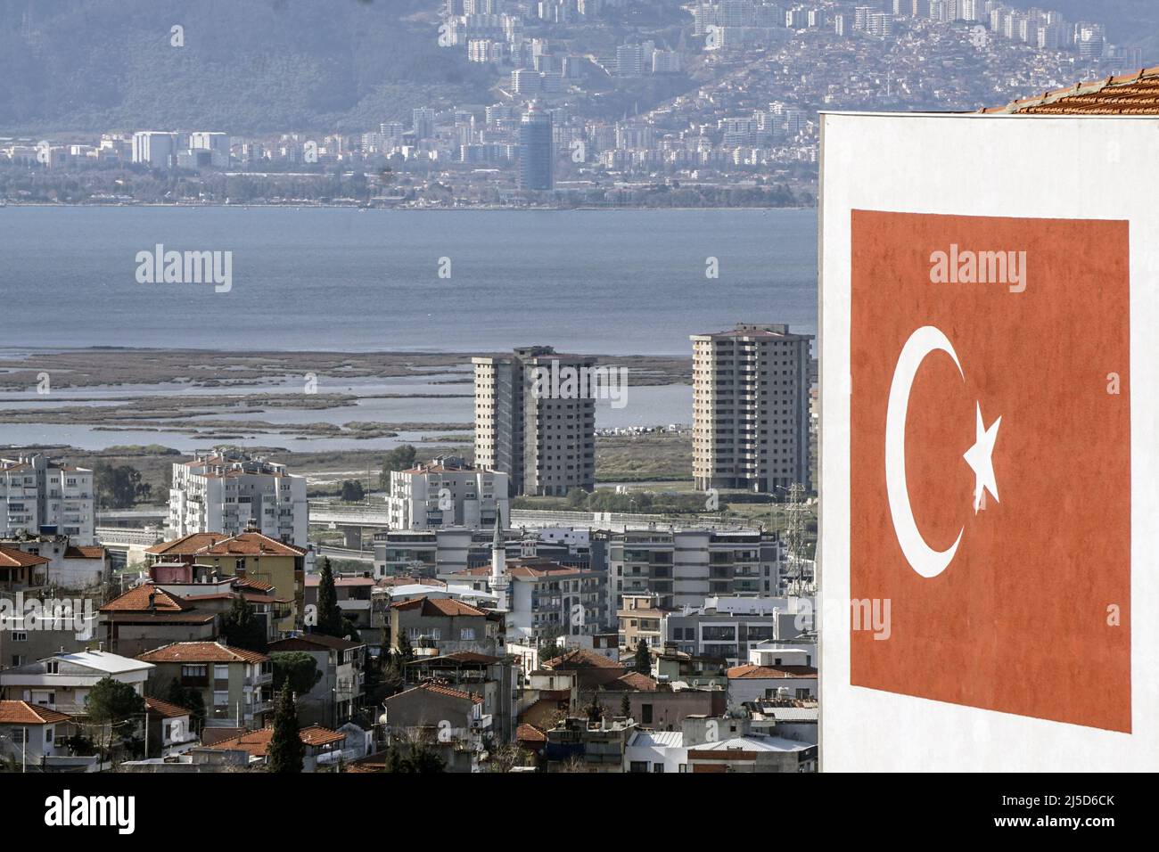 Izmir, Turquie, 20.03.2022 - Un grand drapeau turc est exposé sur le mur d'une maison à Izmir. L'économie turque a connu une forte croissance en 2021, à 11 pour cent. Cependant, l'économie est confrontée à une année difficile en 2022 en raison de l'inflation élevée et de la guerre en Ukraine. [traduction automatique] Banque D'Images