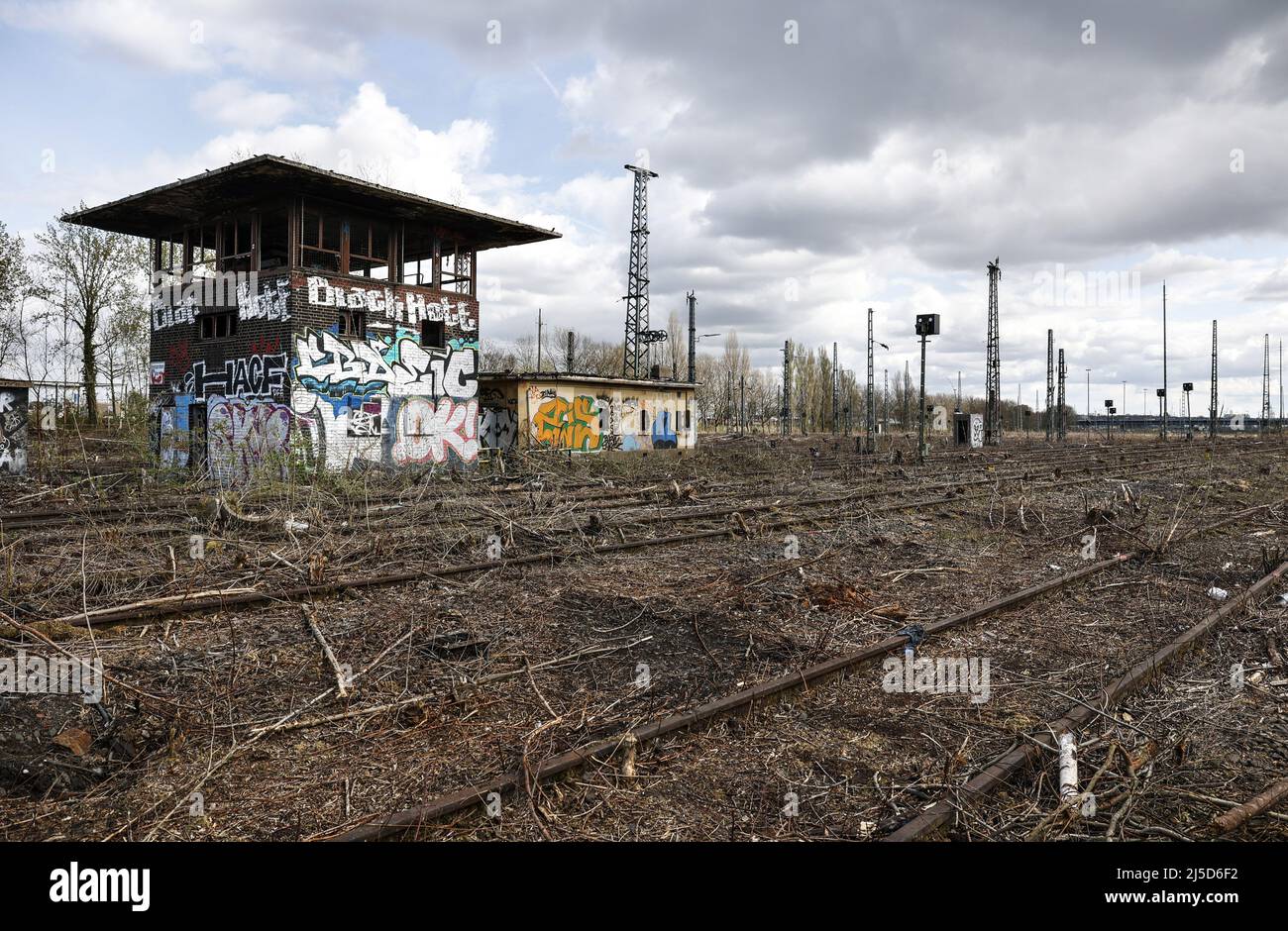 Dortmund,10.04.2022 - ancien boîtier de signalisation dans une cour de marshalling désutilisée. [traduction automatique] Banque D'Images