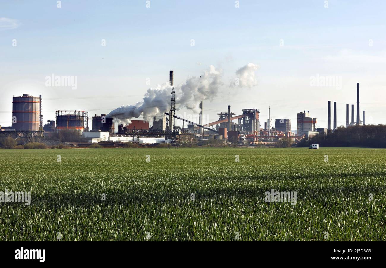 'Salzgitter, 12 avril 2022 - vue sur les aciéries Salzgitter AG. Salzgitter AG, Avacon et Linde commencent l'exploitation d'une production industrielle d'hydrogène basée sur l'électricité éolienne. Avec l'exploitation du projet ''Wind Hydrogen Salzgitter - WindH2''', de l'hydrogène vert sera produit sur le site du Huettenwerk à l'avenir. [traduction automatique]' Banque D'Images