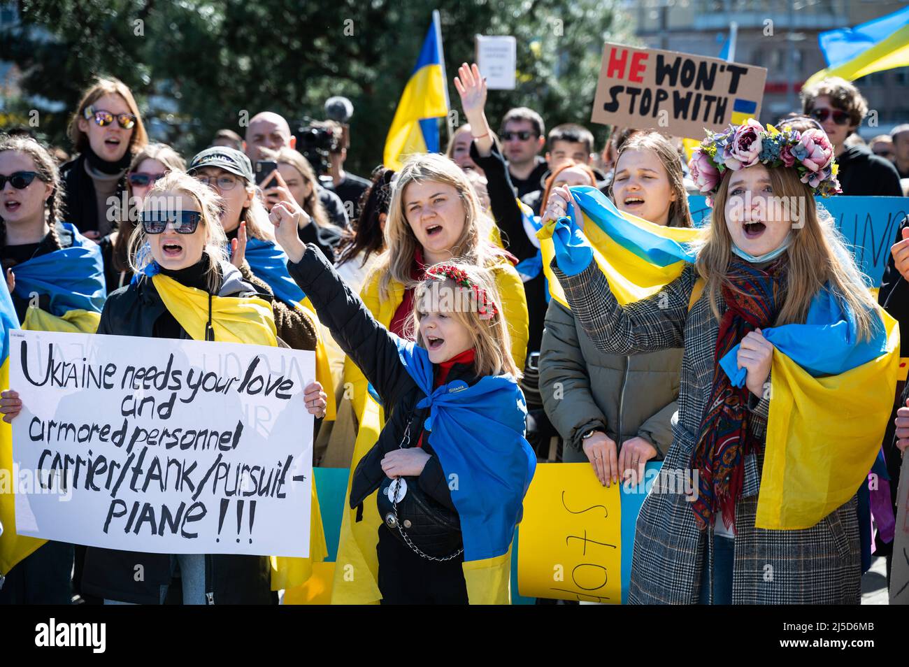 '04/16/2022, Berlin, Allemagne, Europe - les manifestants protestent lors du rassemblement final sur Elisabeth-Schwarzhaupt-Platz lors d'une manifestation sous le slogan 'la vraie paix en Ukraine' dans le cadre de la marche de Pâques alternative, qui est dirigée contre l'agression militaire russe dans les deux guerres en Ukraine et en Syrie. Les manifestants exigent de nouvelles sanctions contre la Russie et davantage de soutien de la part de l'Occident sous forme d'armes défensives, ainsi que le boycott immédiat des importations d'énergie en provenance de Russie, comme le pétrole et le gaz. [traduction automatique]' Banque D'Images