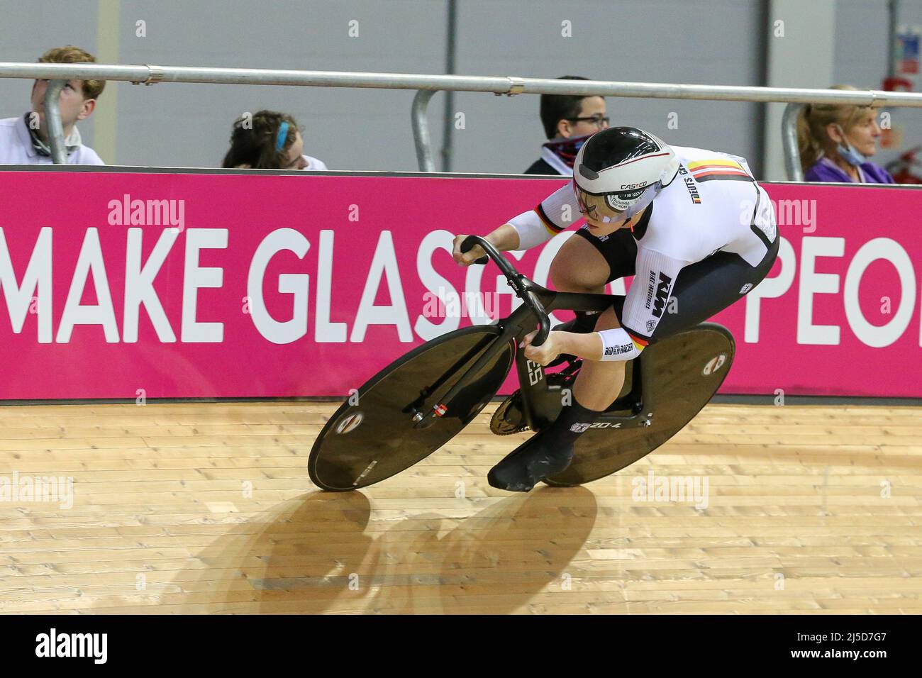 Glasgow, Royaume-Uni. 22nd avril 2022. Le deuxième jour de la coupe des nations du circuit UCI, les femmes cyclistes du monde entier ont participé à la course de qualification de Sprint féminin. Crédit : Findlay/Alay Live News Banque D'Images