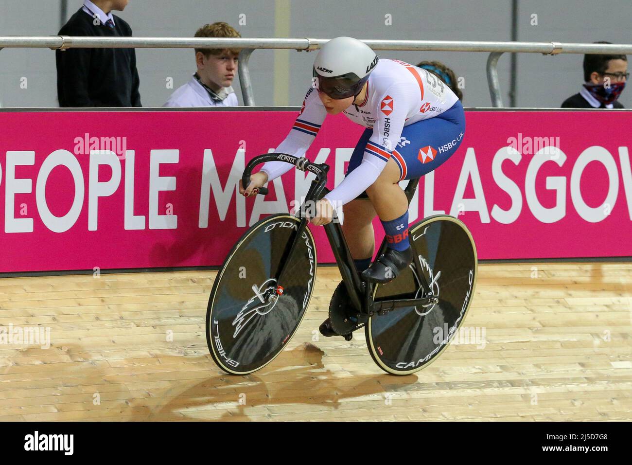 Glasgow, Royaume-Uni. 22nd avril 2022. Le deuxième jour de la coupe des nations du circuit UCI, les femmes cyclistes du monde entier ont participé à la course de qualification de Sprint féminin. Crédit : Findlay/Alay Live News Banque D'Images