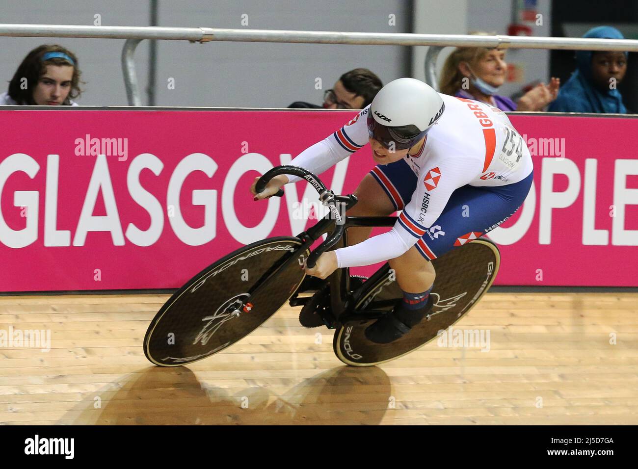 Glasgow, Royaume-Uni. 22nd avril 2022. Le deuxième jour de la coupe des nations du circuit UCI, les femmes cyclistes du monde entier ont participé à la course de qualification de Sprint féminin. Crédit : Findlay/Alay Live News Banque D'Images