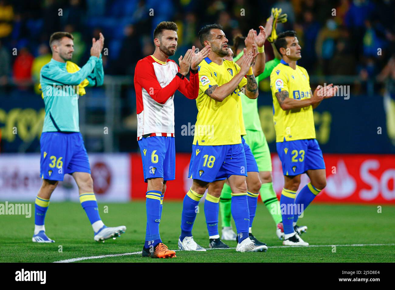 Jose mari Martin, Alvaro Negredo de Cadix CF pendant le match de la Liga entre Cadix CF et Athletic Club joué au stade Nuevo Mirandilla le 21 avril 2022 à Cadix, Espagne. (Photo par Antonio Pozo / PRESSINPHOTO) Banque D'Images