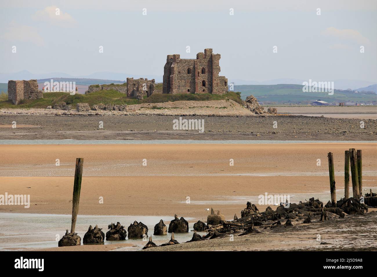 Walney Island, Cumbria, Royaume-Uni. 22nd avril 2022. Météo Royaume-Uni. Soleil brumeux de la réserve naturelle de South Walney. Vue vers le château de Piel situé sur l'île de Piel depuis la côte de Cumbrian. Credit:Greenburn/Alamy Live News. Banque D'Images