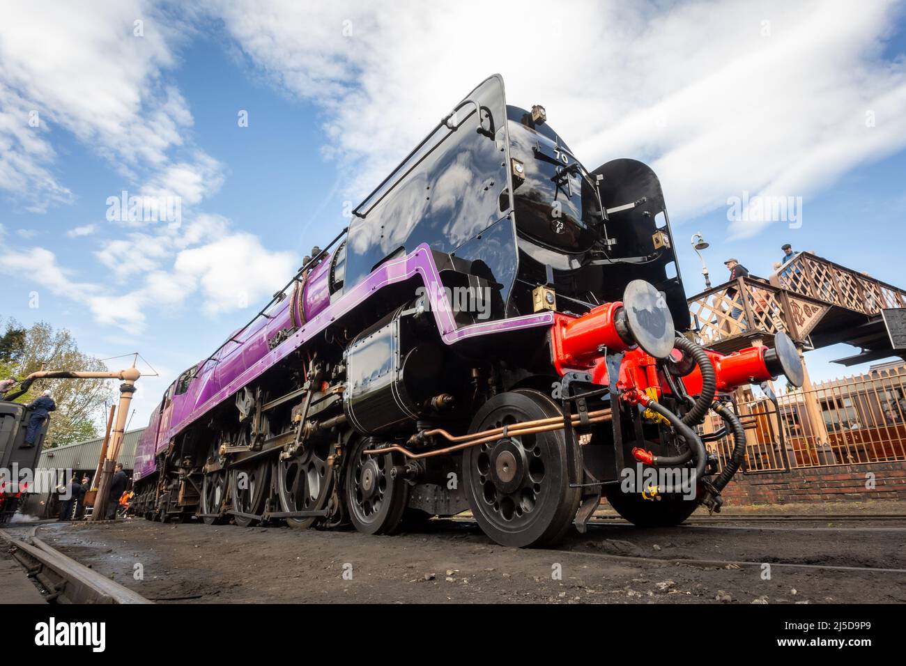 BridgNorth, Shropshire, Royaume-Uni. 22nd avril 2022. Le chemin de fer à vapeur du patrimoine, le Severn Valley Railway, Shropshire, a repeint et rebaptisé l'une de ses locomotives, la Taw Valley. En l'honneur du Jubilé de platine de la Reine et des Jeux du Commonwealth de 2022, le moteur a temporairement tourné un violet royal à la place si son habituelle couleur vert de Brunswick. Le loco est présenté à Bridgnorth, Shropshire, dans le cadre du Spring Steam Gala de SVR. Crédit : Peter Lophan/Alay Live News Banque D'Images