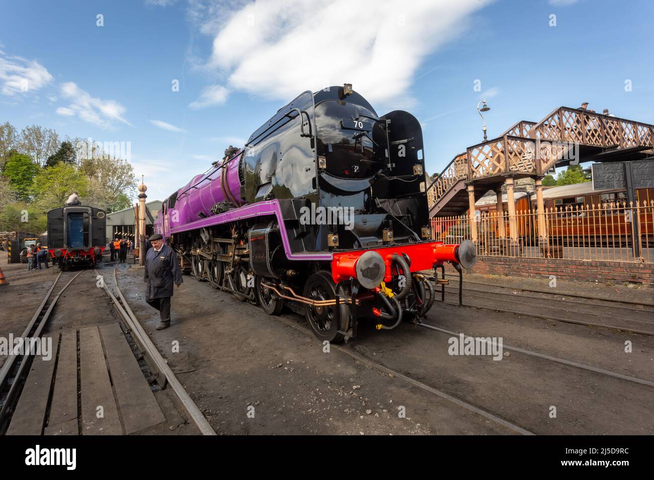 BridgNorth, Shropshire, Royaume-Uni. 22nd avril 2022. Le chemin de fer à vapeur du patrimoine, le Severn Valley Railway, Shropshire, a repeint et rebaptisé l'une de ses locomotives, la Taw Valley. En l'honneur du Jubilé de platine de la Reine et des Jeux du Commonwealth de 2022, le moteur a temporairement tourné un violet royal à la place si son habituelle couleur vert de Brunswick. Le loco est présenté à Bridgnorth, Shropshire, dans le cadre du Spring Steam Gala de SVR. Crédit : Peter Lophan/Alay Live News Banque D'Images