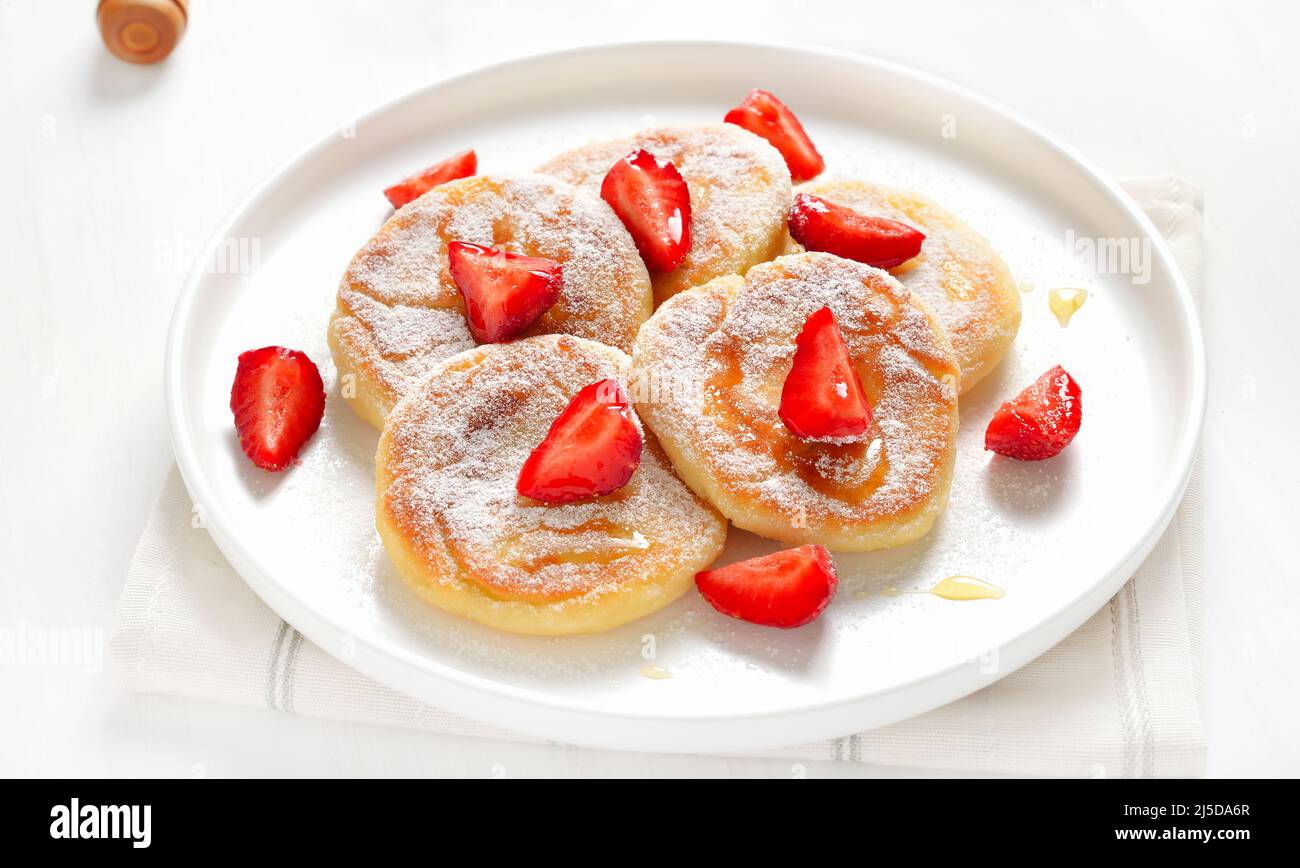 Crêpes au fromage cottage avec fraise, vue rapprochée. Petit déjeuner sain Banque D'Images