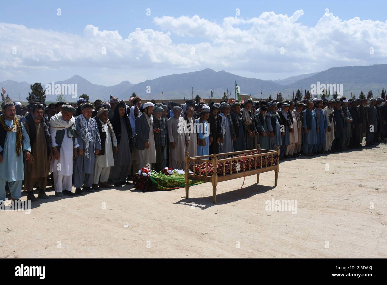 Mazar Sharif. 22nd avril 2022. Des gens assistent aux funérailles des victimes d'un souffle dans une mosquée de Mazar-i-Sharif, en Afghanistan, le 22 avril 2022. A Mazar-i-Sharif, capitale de la province de Balkh, au moins 30 fidèles ont été tués et 80 autres blessés lors d'une explosion déchirée dans une mosquée jeudi, la presse de Khaama a cité des responsables de l'hôpital régional d'Abou Ali Sina dans la ville comme disant. Credit: Kawa Bsharat/Xinhua/Alamy Live News Banque D'Images