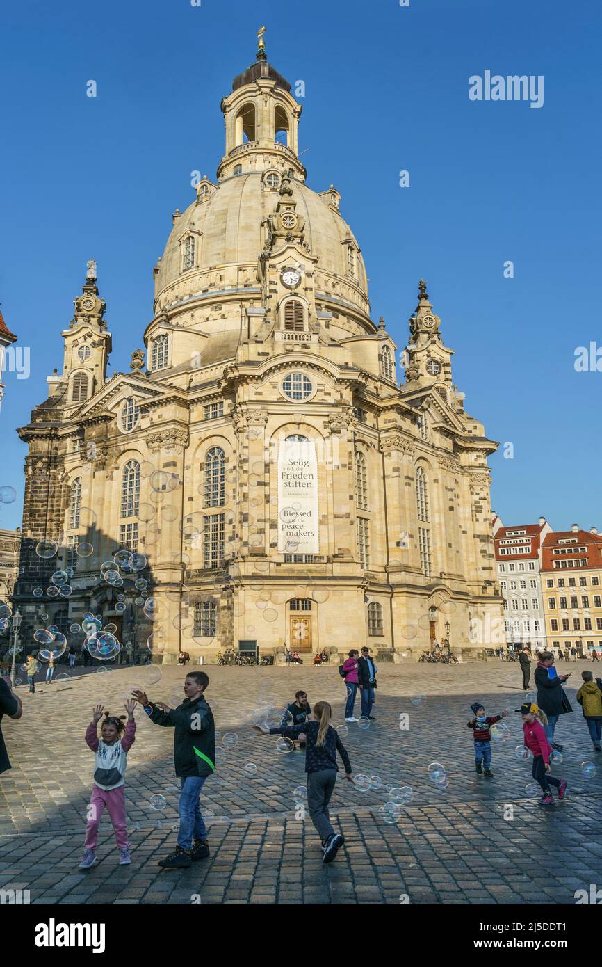 Frauenkirche, Neumarkt, Kinder spielen mit Seifenblasen, Dresde, Sachsen, Allemagne Banque D'Images