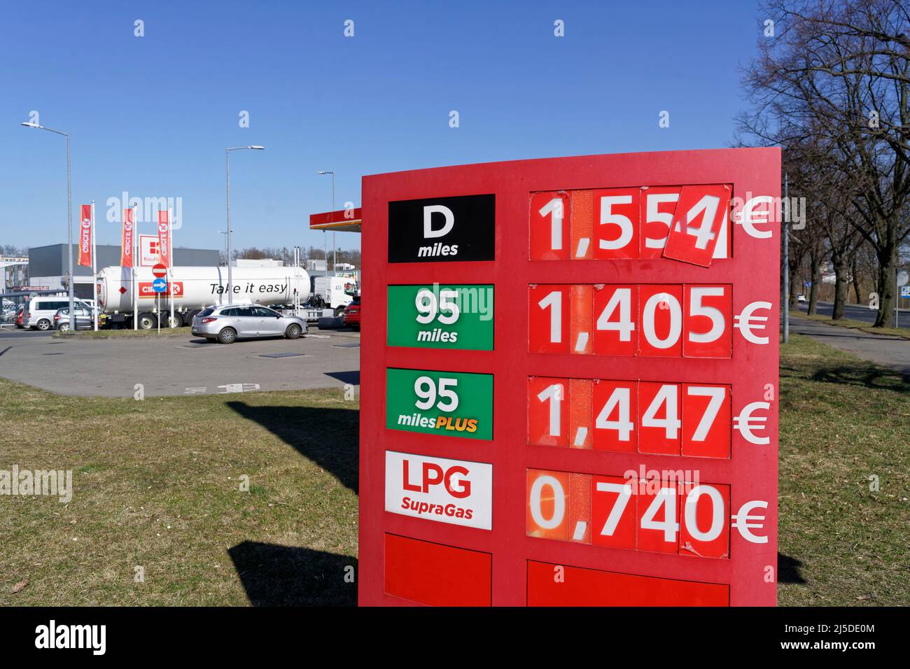 Billiger Spirit BEI Circle K Tankstellen in Zgorzelec, Polen. Der  Benzinpreis am 23.02.2022 war für Diesel 1,55 € , Super 1 405 in Polen,  während die S Photo Stock - Alamy