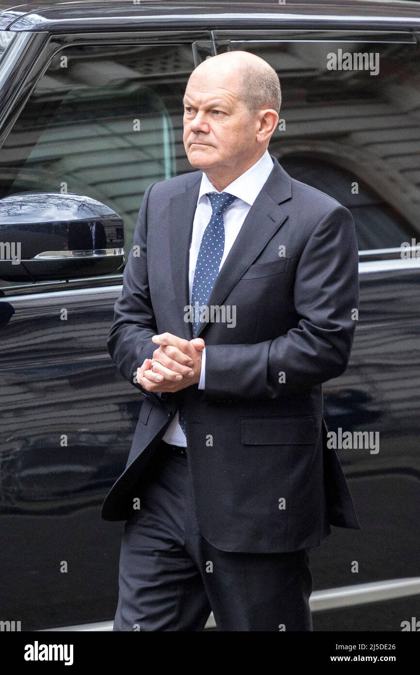 Chancelier de l'Allemagne OLAF Scholz arrive Downing Street et est reçu par le Premier ministre britannique Boris Johnson. Photos prises le 8th avril 2022. © B Banque D'Images