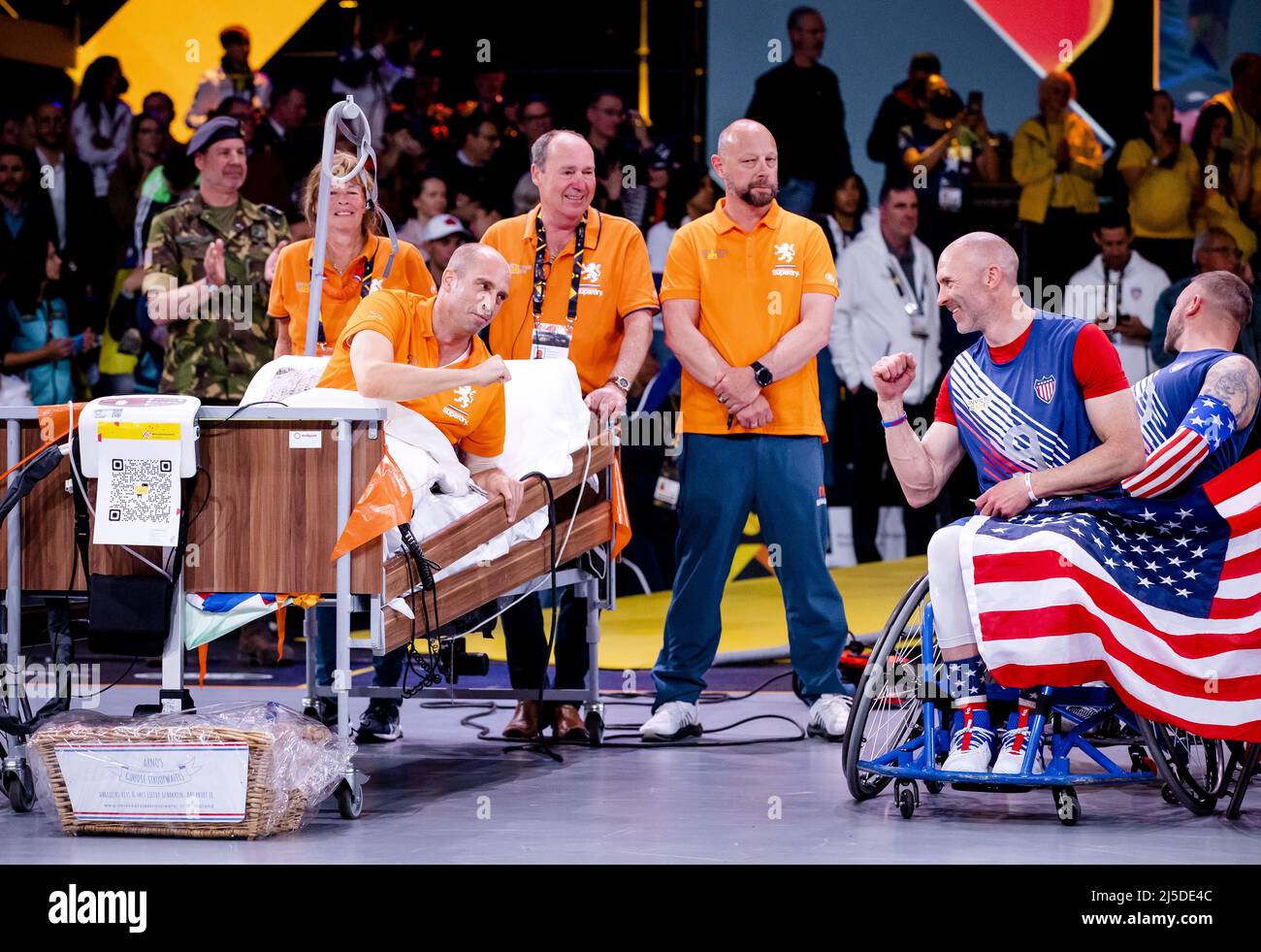 La Haye, pays-Bas. 22nd avril 2022. 2022-04-22 15:00:35 LA HAYE - les Hollandais et les joueurs américains de basket-ball en fauteuil roulant pendant la cérémonie de médaille après la finale de basket-ball en fauteuil roulant le dernier jour des Jeux Invictus. ANP SEM VAN DER WAL pays-bas Out - belgique Out crédit: ANP/Alay Live News Banque D'Images