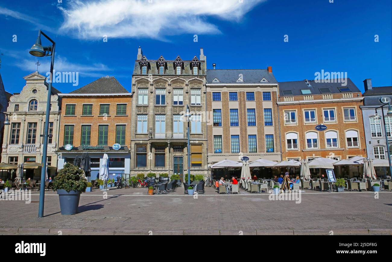 Lier, Belgique (Novemberfoor)- avril 9. 2022: Vue sur la place du marché sur les anciens bâtiments médiévaux avec un ciel bleu clair Banque D'Images