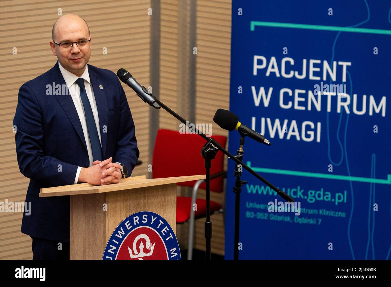 Gdansk, Pologne. 22nd avril 2022. Patient Ombudsman Bartlomiej Chmielowiec vu pendant la conférence au Centre clinique de l'Université. Le ministre de la Santé a présenté les hypothèses de la loi sur la qualité des soins de santé, qui vise à accroître la sécurité des patients. "Les entités sont censées mesurer leurs activités et tirer des conclusions - c'est la méthode de gestion habituelle. Tout le monde ne veut pas être mesuré et veut se comparer avec les autres. Surtout ceux qui sont en dessous de la moyenne" - a déclaré le ministre Niedzielski lors de la conférence. Crédit : SOPA Images Limited/Alamy Live News Banque D'Images