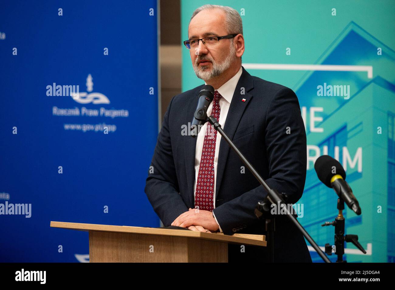 Pologne le ministre de la Santé, Adam Niedzielski, a assisté à la conférence au Centre clinique universitaire. Le ministre de la Santé a présenté les hypothèses de la loi sur la qualité des soins de santé, qui vise à accroître la sécurité des patients. "Les entités sont censées mesurer leurs activités et tirer des conclusions - c'est la méthode de gestion habituelle. Tout le monde ne veut pas être mesuré et veut se comparer avec les autres. Surtout ceux qui sont en dessous de la moyenne" - a déclaré le ministre Niedzielski lors de la conférence. (Photo de Mateusz Slodkowski/SOPA Images/Sipa USA) Banque D'Images