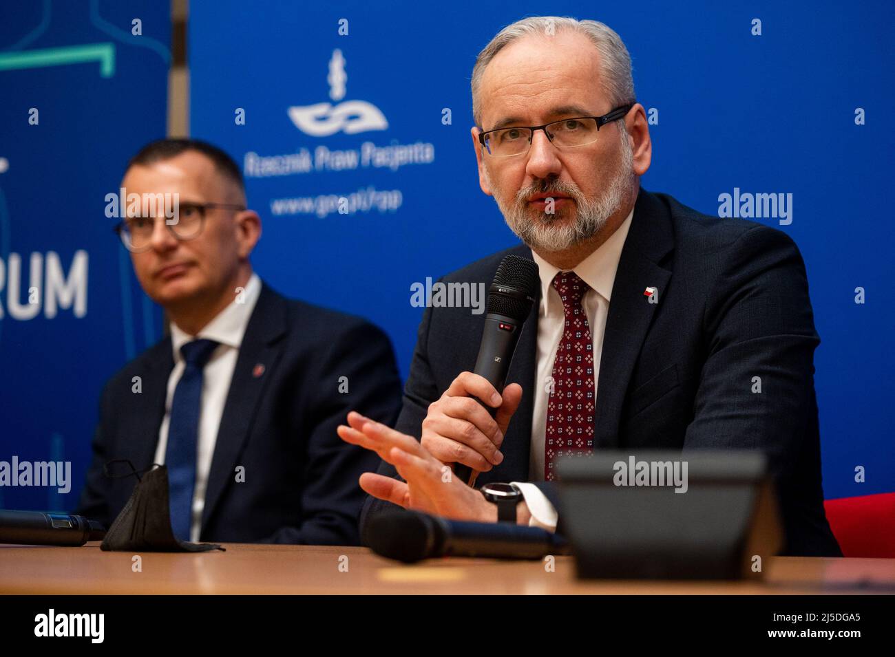 Pologne le ministre de la Santé, Adam Niedzielski, a assisté à la conférence au Centre clinique universitaire. Le ministre de la Santé a présenté les hypothèses de la loi sur la qualité des soins de santé, qui vise à accroître la sécurité des patients. "Les entités sont censées mesurer leurs activités et tirer des conclusions - c'est la méthode de gestion habituelle. Tout le monde ne veut pas être mesuré et veut se comparer avec les autres. Surtout ceux qui sont en dessous de la moyenne" - a déclaré le ministre Niedzielski lors de la conférence. (Photo de Mateusz Slodkowski/SOPA Images/Sipa USA) Banque D'Images