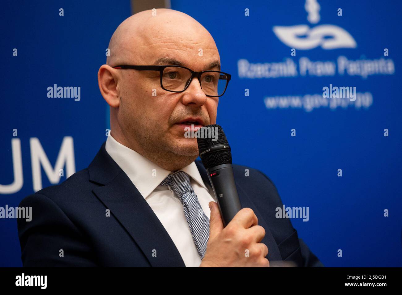 Le président du Fonds national de la santé, Filip Nowak, a été vu lors de la conférence au Centre clinique universitaire. Le ministre de la Santé a présenté les hypothèses de la loi sur la qualité des soins de santé, qui vise à accroître la sécurité des patients. "Les entités sont censées mesurer leurs activités et tirer des conclusions - c'est la méthode de gestion habituelle. Tout le monde ne veut pas être mesuré et veut se comparer avec les autres. Surtout ceux qui sont en dessous de la moyenne" - a déclaré le ministre Niedzielski lors de la conférence. (Photo de Mateusz Slodkowski/SOPA Images/Sipa USA) Banque D'Images