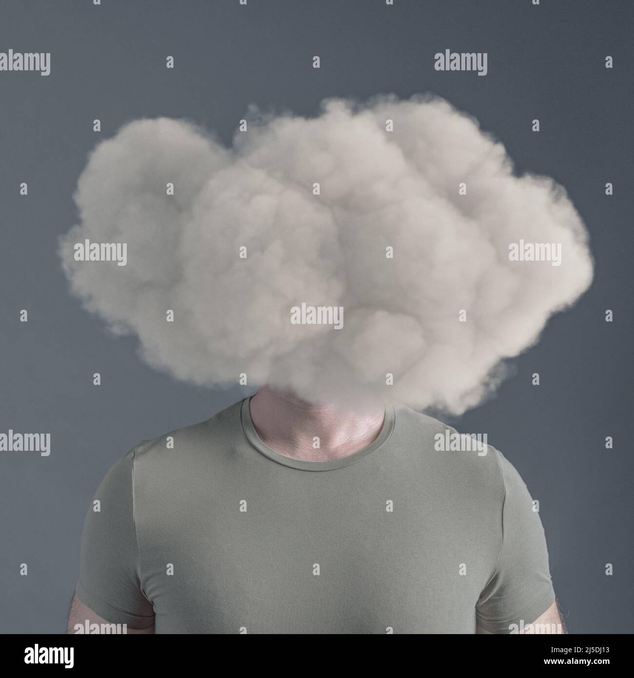 homme avec le nuage couvrant son visage. confusion concept Banque D'Images
