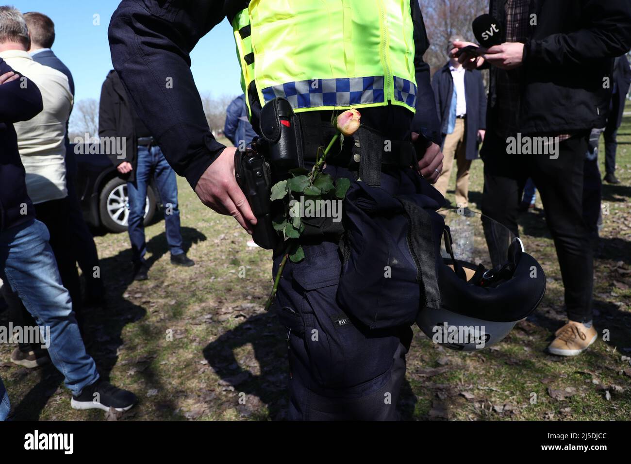 Après les émeutes du week-end de Pâques, Jimmie Åkesson, chef du parti pour les Démocrates de Suède, a visité le district de Skäggetorp à Linköping, en Suède. Sur place dans la région, il a rencontré les médias et le grand public et a présenté une nouvelle proposition dans le domaine de la politique de ​​criminal. Sur la photo : les policiers qui ont reçu des fleurs après la violence et les émeutes du week-end de Pâques. Banque D'Images