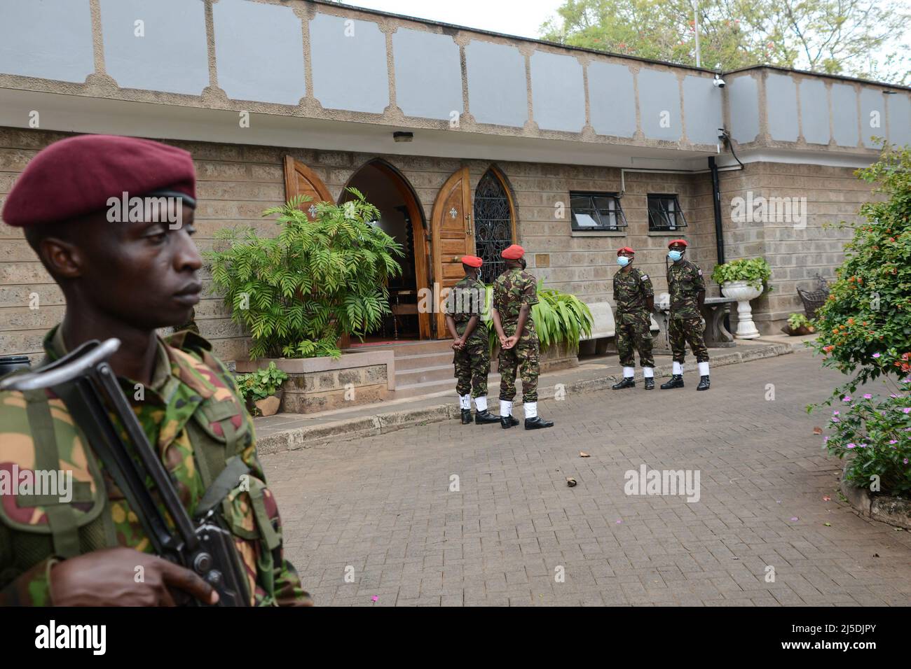 Nairobi, Kenya. 22nd avril 2022. Des officiers militaires se tiennent en garde à l'entrée de la Maison funéraire Lee, où le corps du troisième président du Kenya, Mwai Kibaki, est couché. L'ancien chef d'État est mort vendredi matin à l'âge de 90 ans et les nouvelles de sa mort ont été annoncées par l'actuel président Uhuru Kenyatta. (Photo de John Ochieng/SOPA Images/Sipa USA) crédit: SIPA USA/Alay Live News Banque D'Images