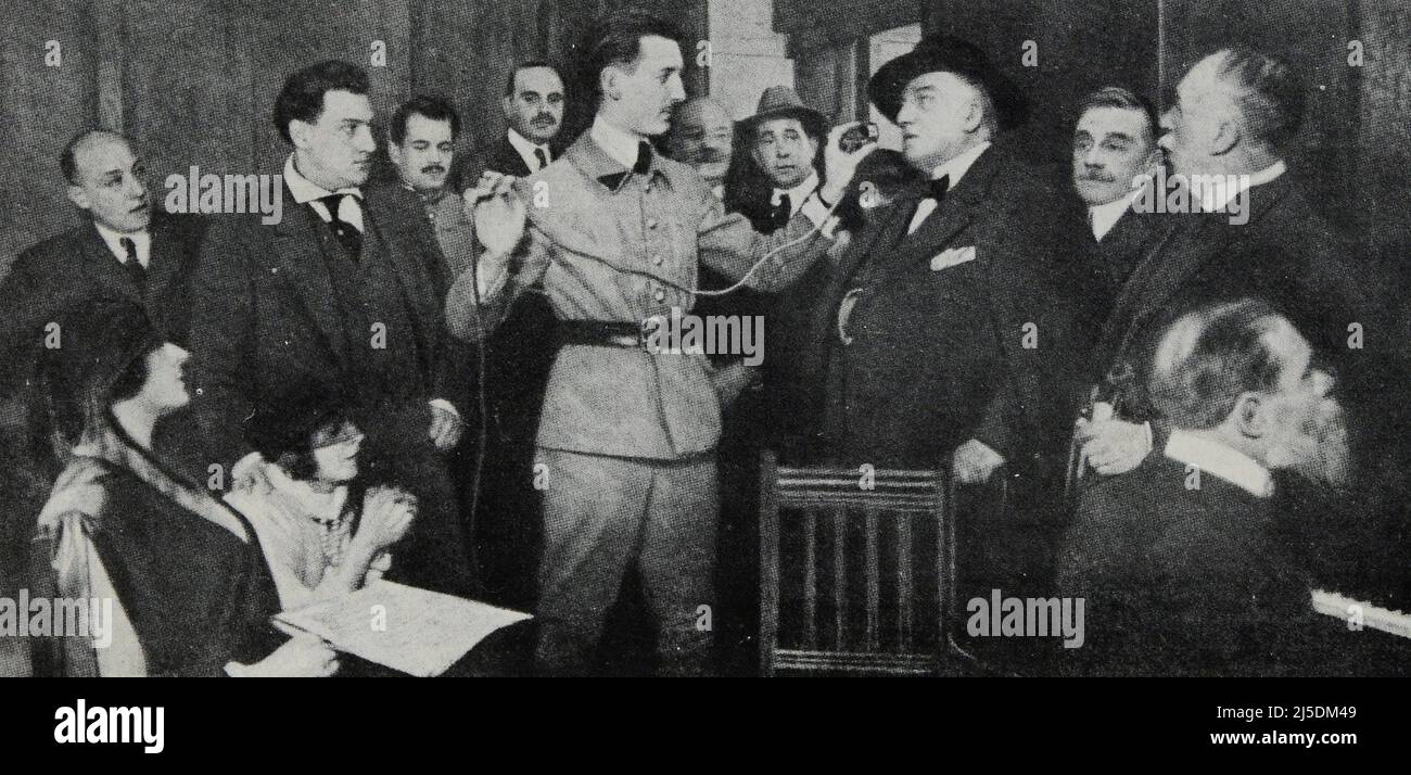 Traduction ENG : ' dans le bureau du Commandant Julien, chef de la station de radiotélégraphie de la Tour Eiffel: M. Lucien Guitry parle des versets devant un téléphone de haut-parleur ordinaire, pour deux mille auditeurs qui l'écoutent dans le hall du Théâtre municipal de Lille. ' - Original en français : ' dans le bureau du commandant Julien, chef de poste de radiotélévision de la tour Eiffel : M. Lucien Guitry dit des vers devant un bureau de téléphone, pour deux millions d'auditeurs qui l'écoutant dans la salle du Théâtre municipal de Lille. — Phot. J. Claÿ-Guyot. ' - Extrait de 'l'Illustrat Banque D'Images