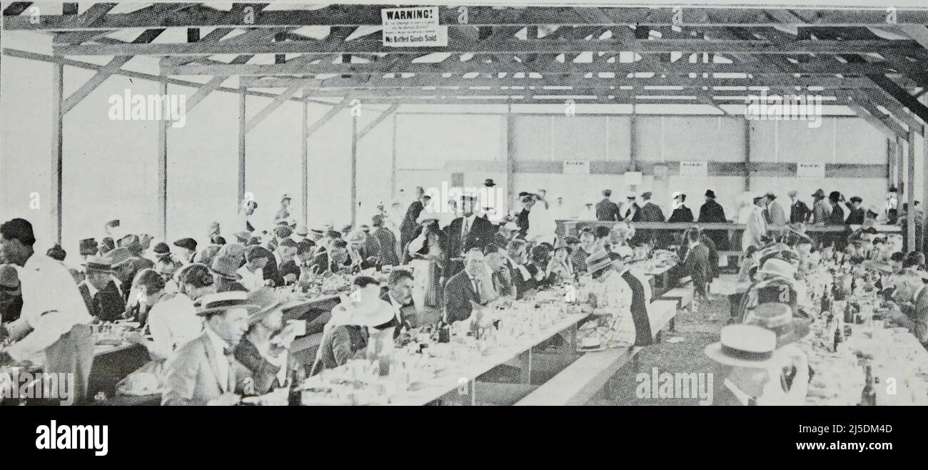 Traduction ENG : ' les consommateurs américains dans la salle à manger d'un bar mexicain à Tia Juana. ' - Original en français : ' consommateurs amicains dans la salle d'un bar mexicain de TIA Juana. ' - Extrait de 'l'Illustration Journal universel' - magazine illustré français - 1922 Banque D'Images