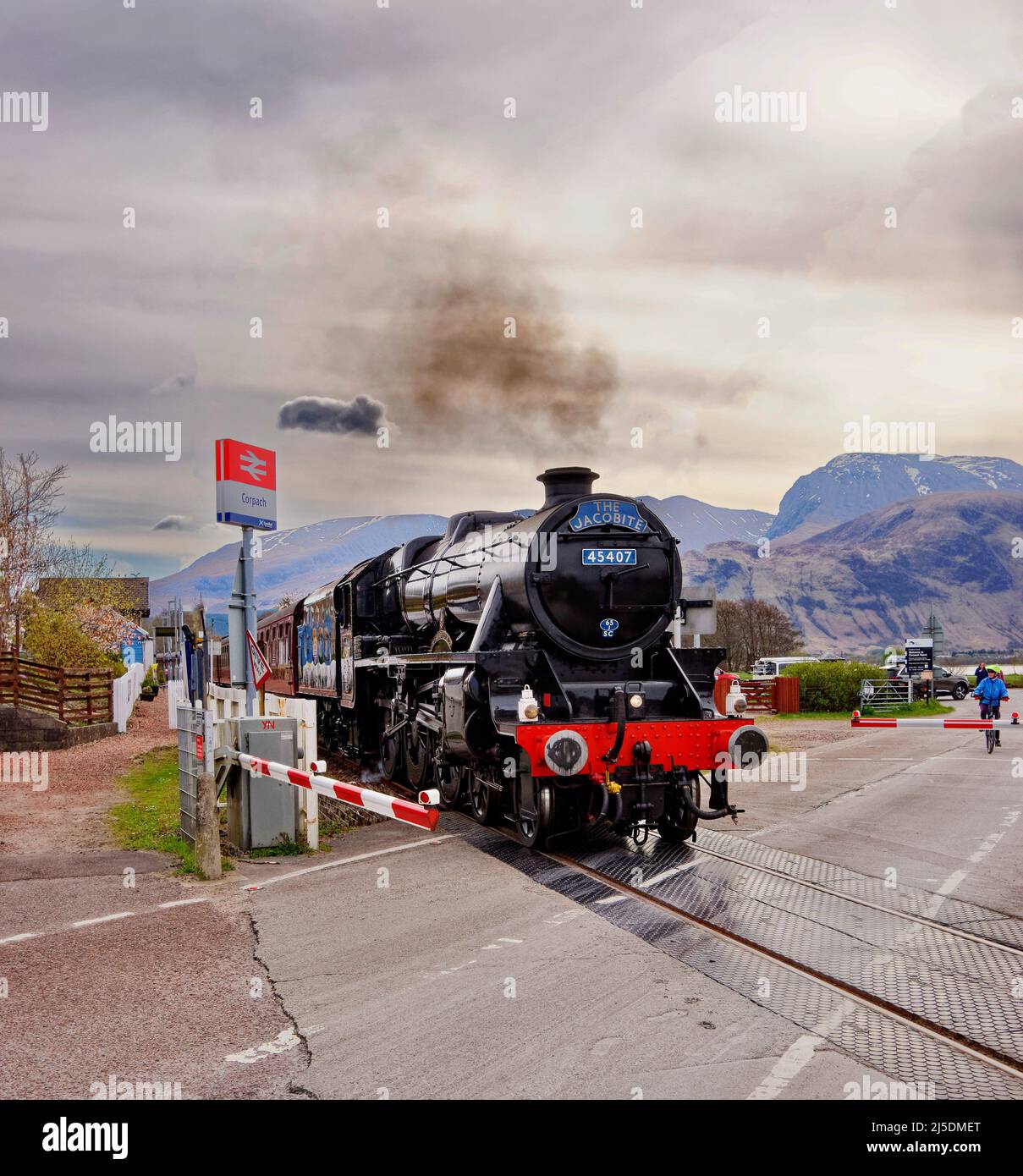 FORT WILLIAM SCOTLAND BEN NEVIS LE TRAIN À VAPEUR JACOBITE PARTANT DE LA GARE DE CORPACH Banque D'Images