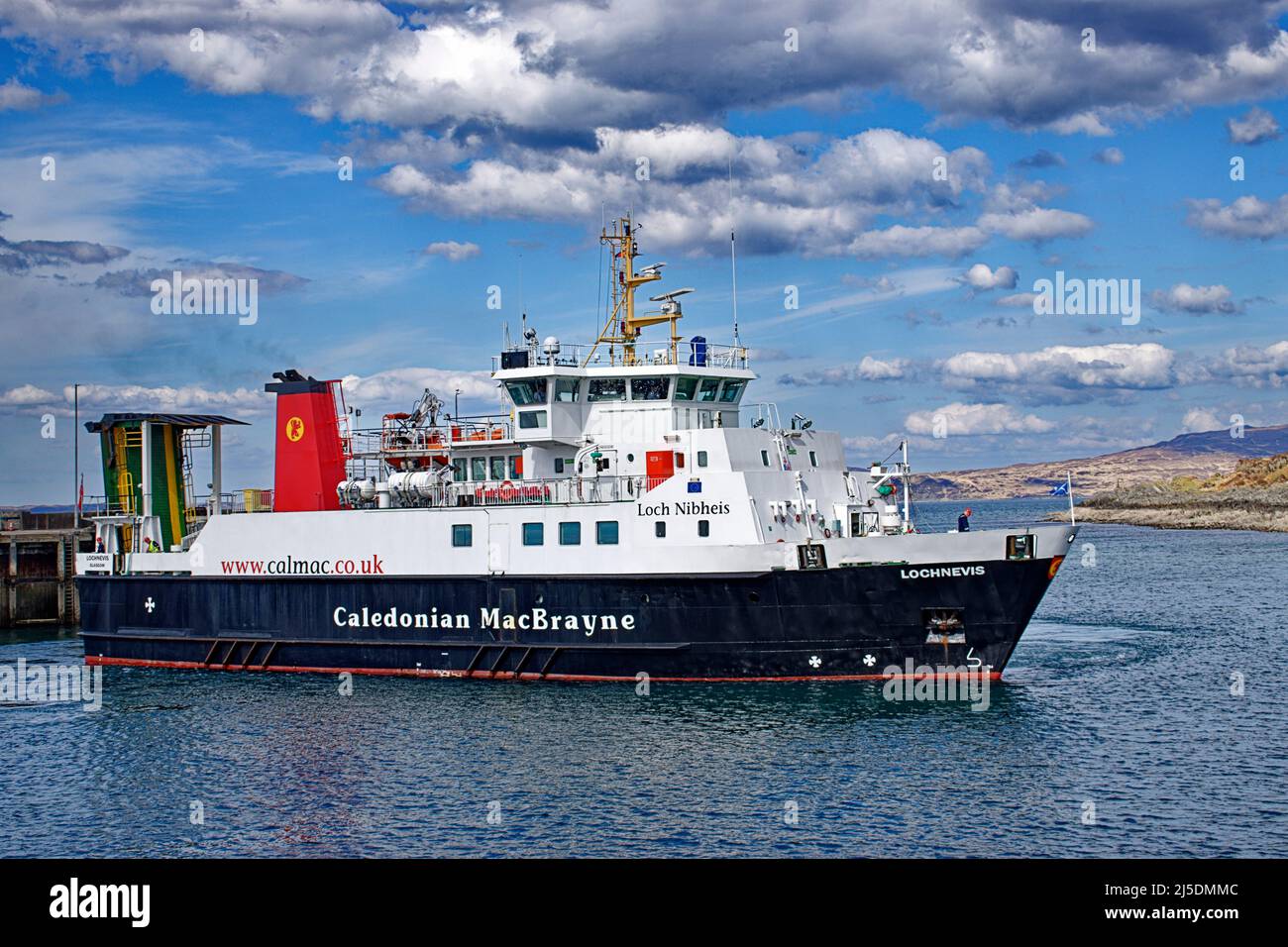 MALLAIG ÉCOSSE LE CALMAC CALEDONIAN MACBRAYNE NAVIRE MV LOCHNEVIS TOURNANT DANS LE PORT Banque D'Images