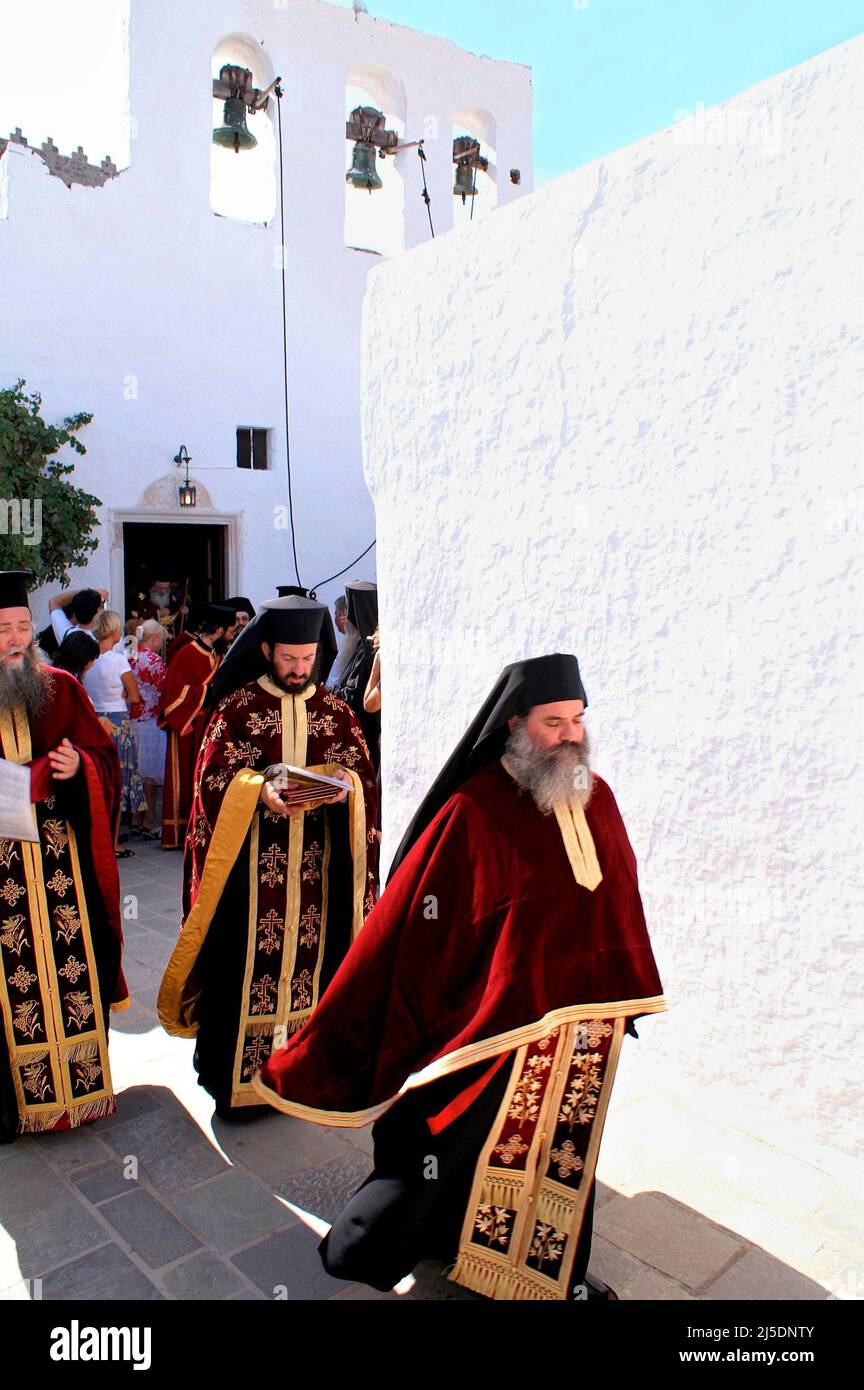 Grèce, île de Patmos, les prêtres orthodoxes exécutent une cérémonie religieuse à la ville de Hora, août 14 2006. Banque D'Images